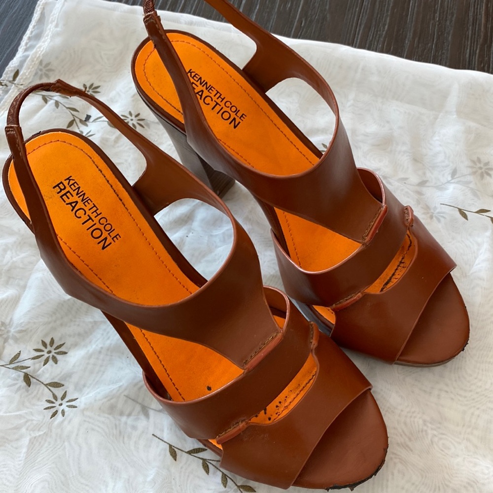 Kenneth Cole reaction 4 1/4”heel in brown and orange with platform front.
